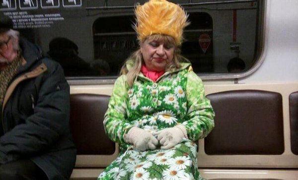 В костюме весны в метро