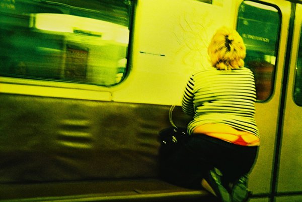 Женщина Весна в метро