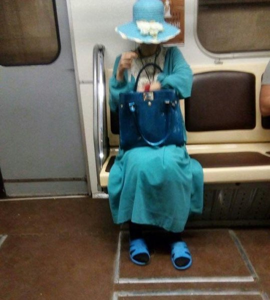 Бабушка Весна в метро