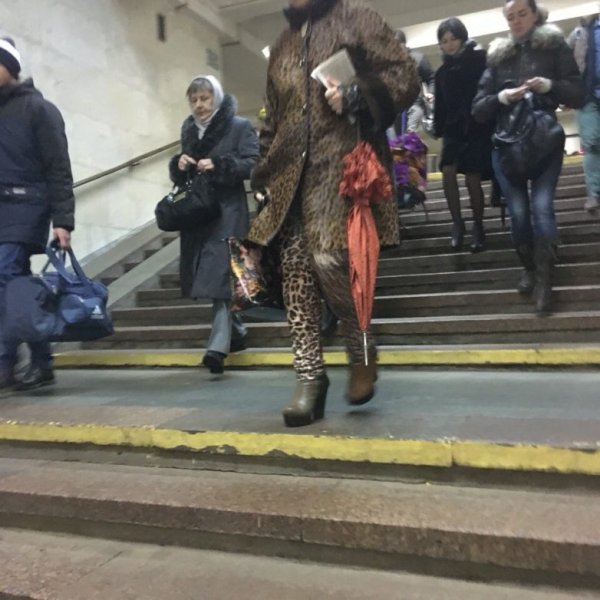 Тетка в метро Весна