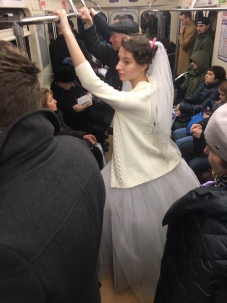 Женщина Весна в метро