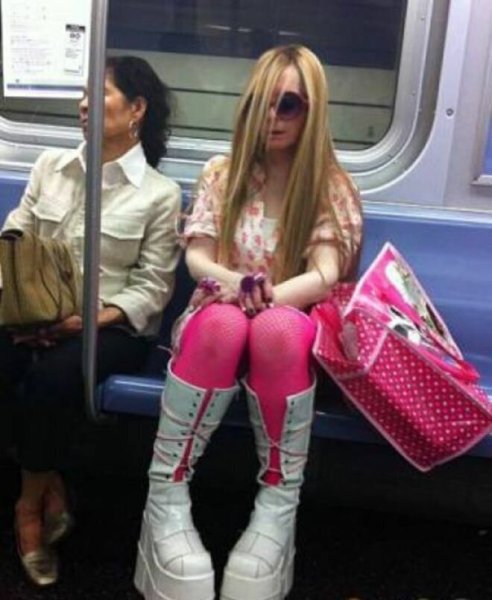 Смешные девушки в метро