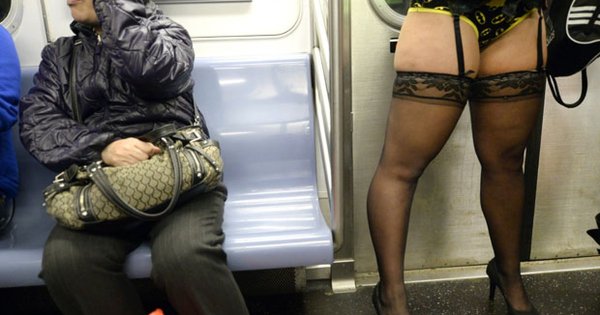 Взрослые женщины в метро