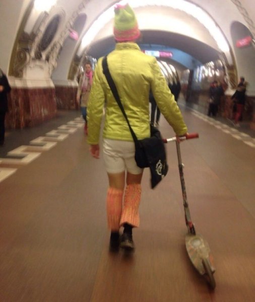 Весна катается в метро прикол