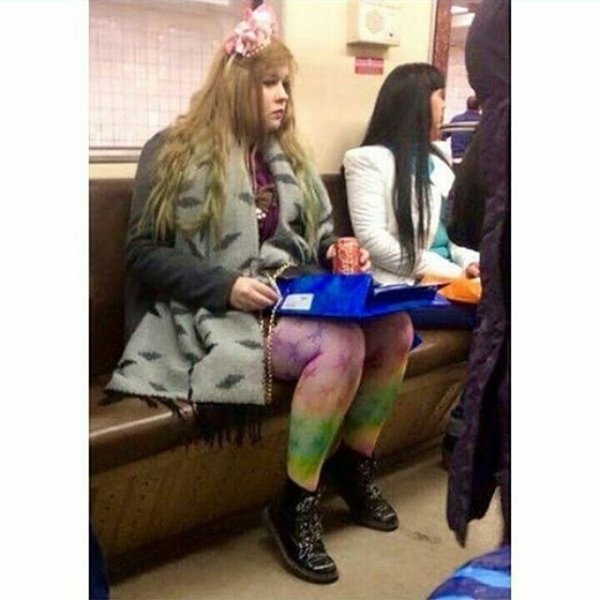 Странные девушки в метро