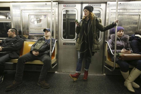 Человек сидит в метро