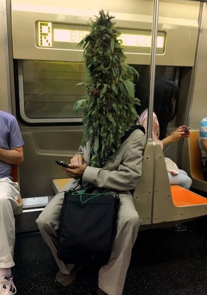 Странные пассажиры в метро