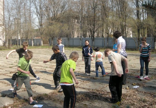 Мальчик играет в мяч