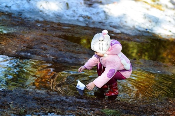 Дети пускают кораблики весной