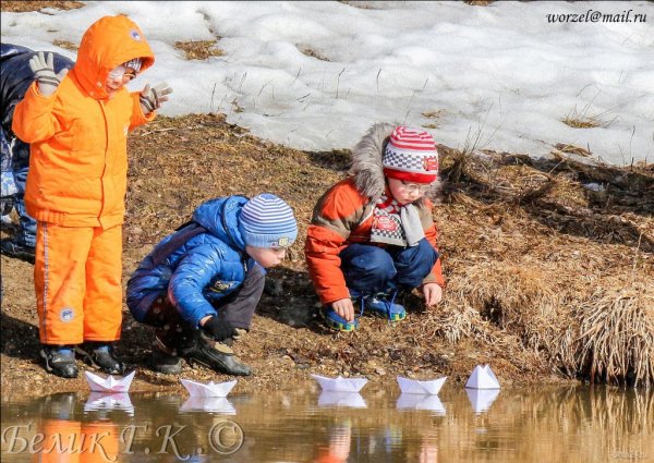 Дети запускают кораблики весной