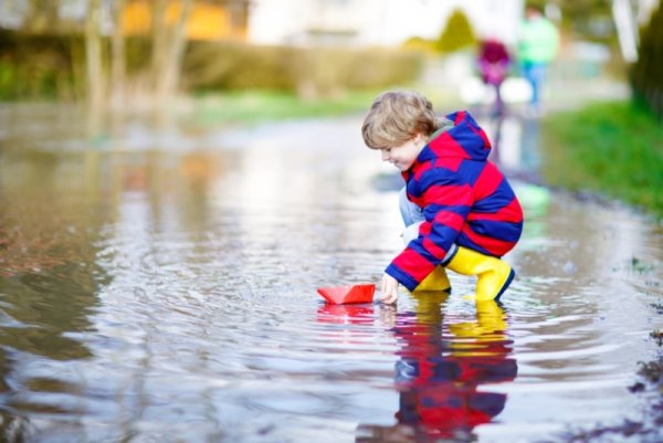 Весна дети запускают кораблики