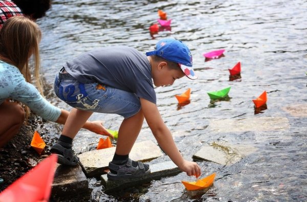 Дети пускают бумажные кораблики