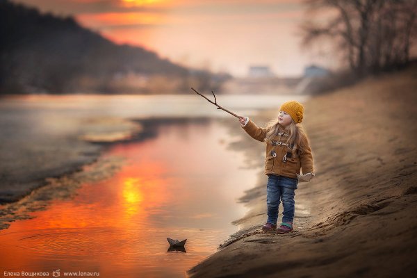 Дети запускают кораблики весной