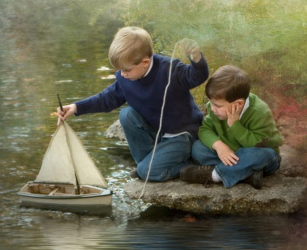 Мальчик с корабликом