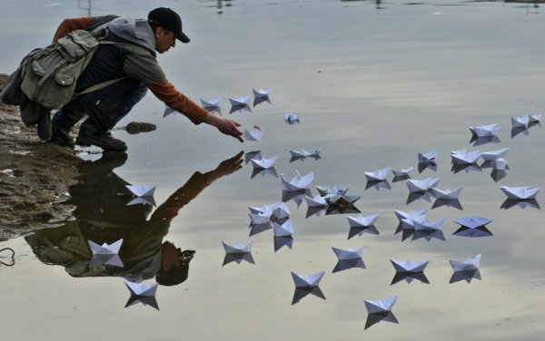 Пускать бумажные кораблики