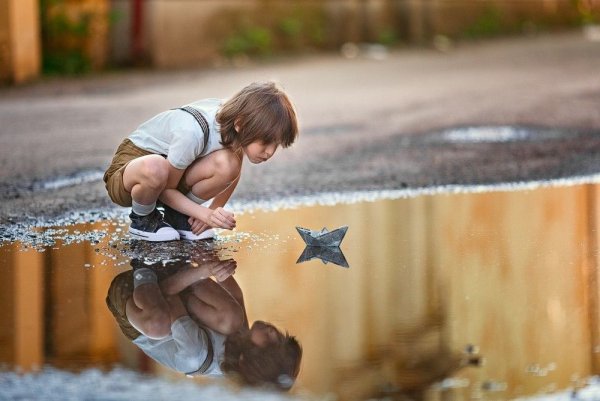 Отражение ребенка в луже
