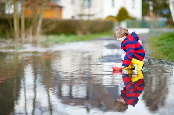 Дети лужи кораблики