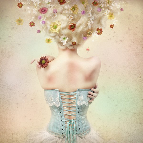 Женщина в цветах спиной