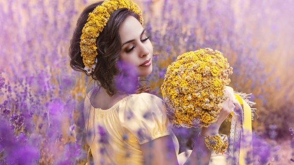 Девушка в венке из цветов