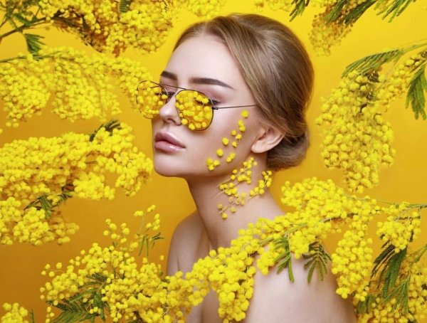 Девушка с охапкой цветов живопись