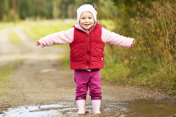 Дети на прогулке весной