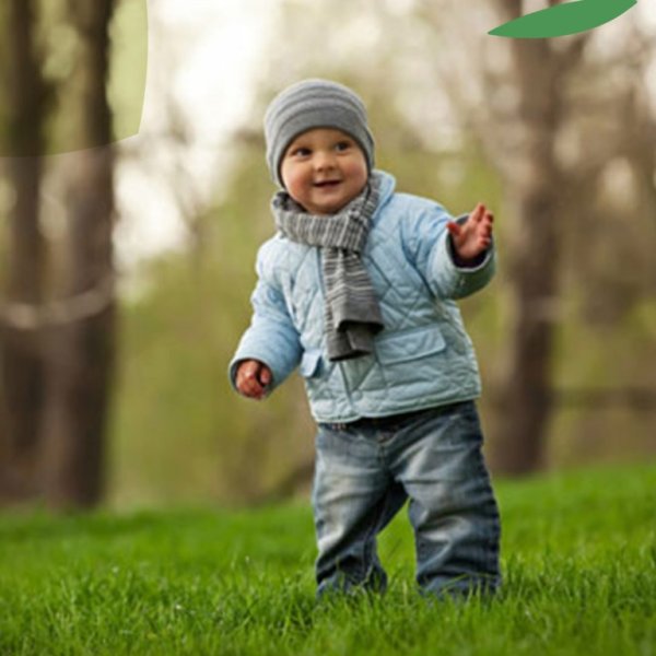 Маленькие дети на прогулке