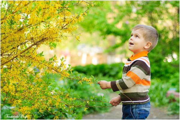 Веселый ребенок Весна