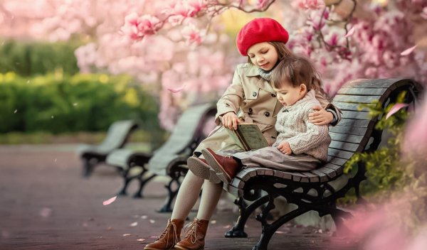 Дети в весеннем парке