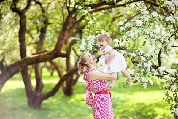 Дети на прогулке в детском саду весной
