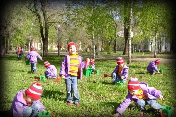 Дети рисуют мелками на асфальте