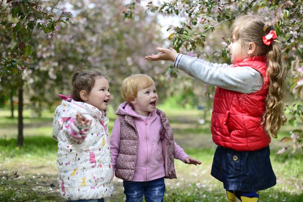 Уборка территории детьми