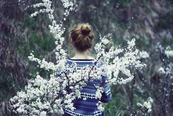 Девушка весной со спины