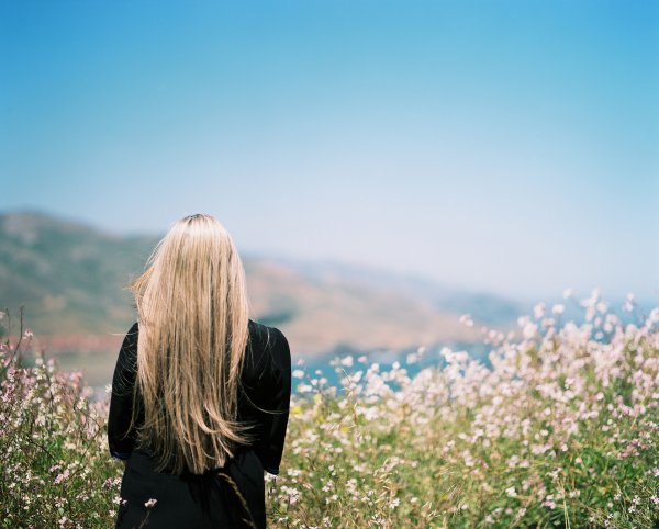 Девушка с цветами со спины