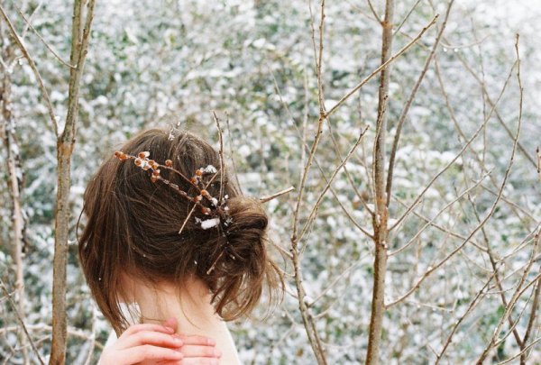 Девушка весной со спины