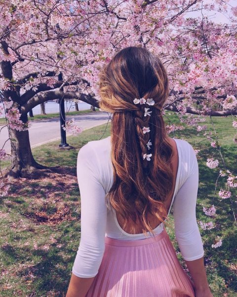 Девушка кореянка с цветами