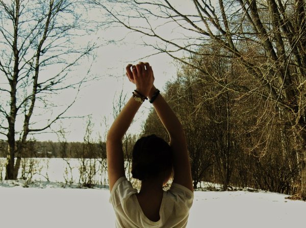 Весна девушка со спины