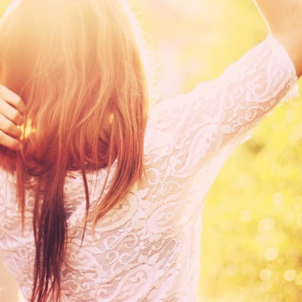 Девушка с цветами со спины