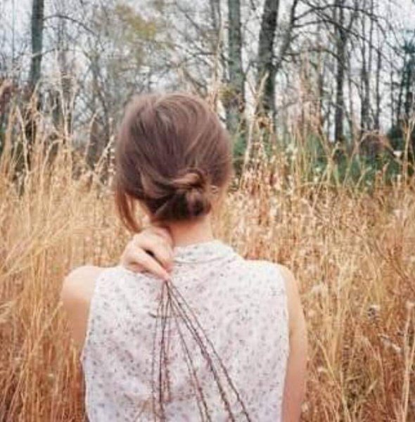 Русоволосая девушка со спины Весна