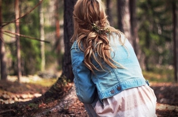 Девушка с букетом пионов