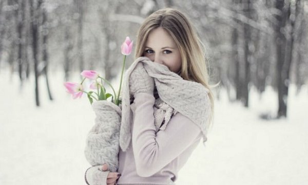 Девушка с цветами зимой
