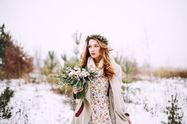 Девушка с подснежниками