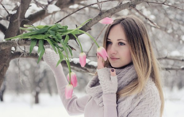 Девушка ранней весной