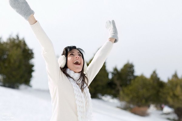 Радостная девушка зимой