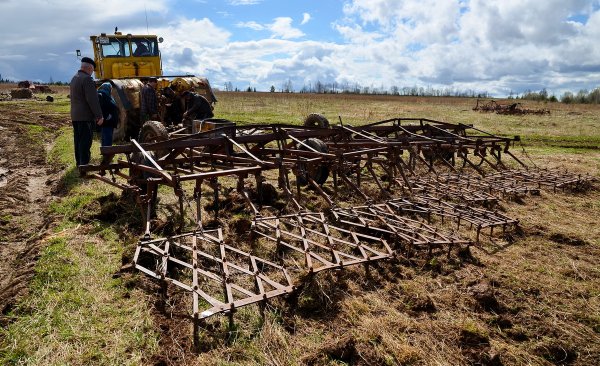 Трактор пашет землю для детей