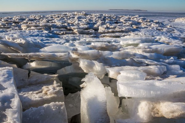 Ледоход на реке в деревне