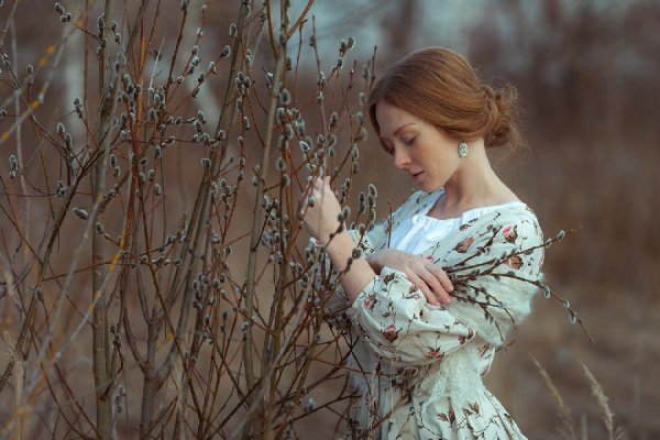 Девушка с подснежниками
