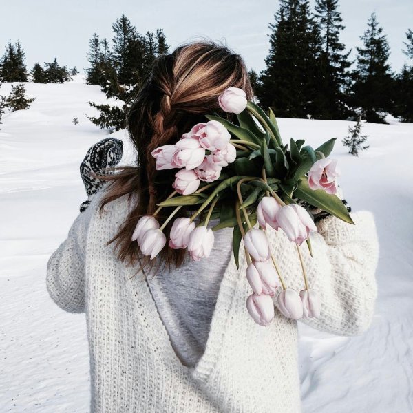 Девушка с тюльпанами зимой