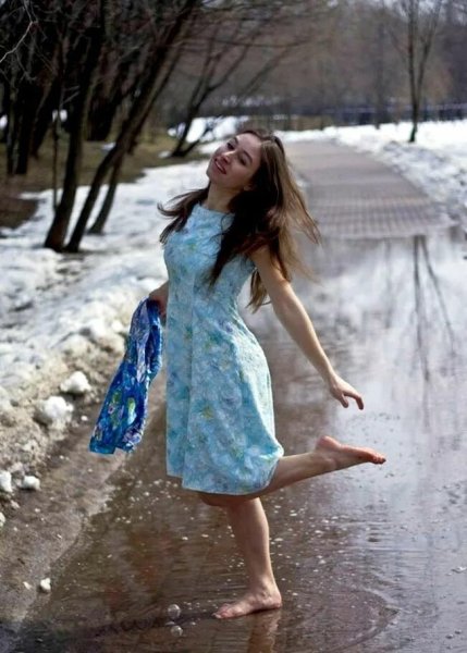 Девушка в яблонях