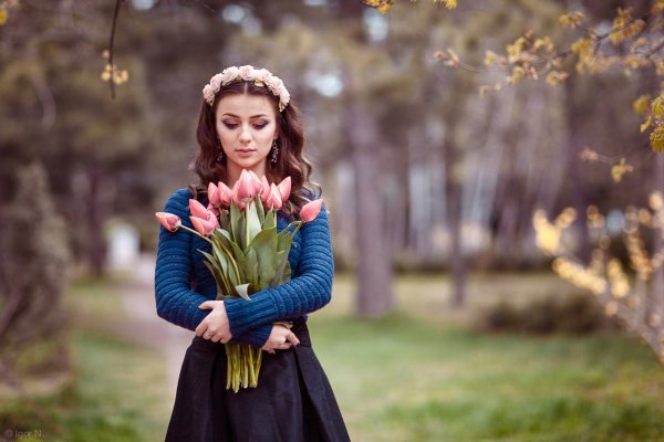 Девушка с весенними цветами