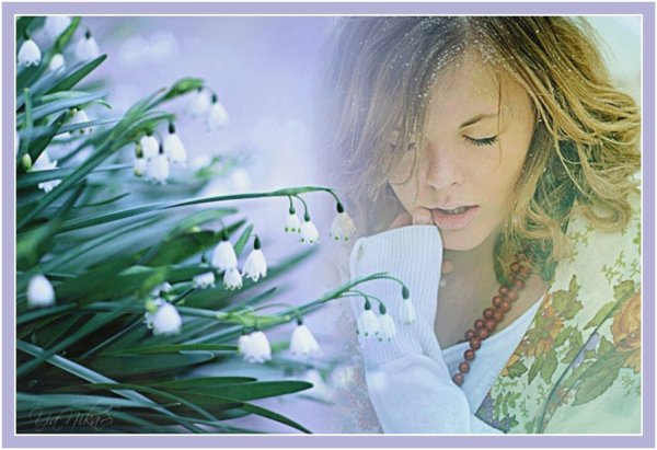 Красивая девушка с подснежниками